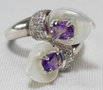 DC JEWELRY - Elegante anel em prata de lei, palmetes esculpidos em madrepérolas, micro diamantes e Ametistas ovais. Aro 13