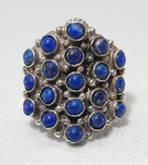 Anel em prata com aplicações de pequenos cabuchons de Lápis Lazuli. Aro 18