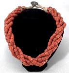ÍNDIA - Exuberante colar torcido em contas na cor coral vermelho, fecho feito em amarração com moeda indiana de 1940. Med. 61 cm.