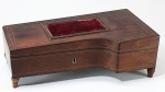 Antiga caixa costureira, período Vitoriano, no formato de piano em jacarandá. interior forrado. Med. 26 x 14 x 09 cm. Final do sec. XIX.