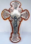 ART NOVEAU - Crucifixo em metal banhado a prata e baquelite imitando casco de tartaruga. Delicado trabalho de cinzel. Anos 20 / 30 - Med 42 x 29 cm.