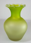 ANOS 60 - Antigo vaso em vidro satiné verde. Bordas onduladas. Mede 26cm de altura.