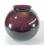 Vaso contemporâneo no formato globular, em vidro no tom bordô escuro. Mede 28 x 15 cm