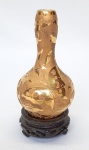 ART NOVEAU - Pequeno vaso em porcelana dourada com detalhes de borboletas. Base em madeira. Medida total 14 cm.
