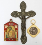 Lote com itens sacros: Crucifixo em bronze (25 x 15 cm), relicário grego em metal esmaltado com imagem de Jesus  e  outro em Galalite com metal (11 x 07 cm)