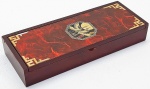 Caixa chinesa em madeira com aplicação de madrepérolas e metal. Med. 22 x 09 x 04 cm.