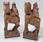 Par de antigas esculturas chinesas em pedra marrom, retratando cavaleiros com armadura. Séc.XIX/XX.  Med. 16 x 07 x 05 cm. Pernas c/ restauro.