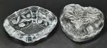 Duas peças em cristal moldado sendo uma caixa de joias com rosas e cinzeiro. med 15x 15 x 04 cm e 15 x 15 x 08 cm.