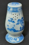 Antigo saleiro em porcelana chinesa azul e branco, decorado com paisagens e pagodes. Med. 10 cm. Sem marcas.