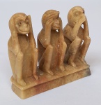 Escultura chinesa em pedra dura representando os 3 macacos de tradicional fábula e contos populares: Não falo, Não ouço e Não vejo. Med. 6 x 8 cm.
