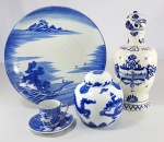 Lote com porcelanas azul e branco sendo uma garrafa em porcelana DELFT holandesa e 3 peças em porcelana japonesa, sendo xícara para café, potiche Ginger Jar, decorado com dragões e prato fundo com paisagem.