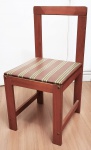 Cadeira em madeira clara, anos 60 com estofado sintético padrão inglês. Med. 83 x 42 x 41 cm.