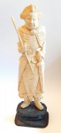 Antiga escultura oriental em marfim Samurai com vestimentas de batalha. Altura total 15 cm.