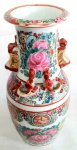 Porcelana - Jarra em porcelana Oriental, ao gosto da família rosa, Mede: 20 cm Obs. Apresenta resquício de bicado.