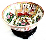 Porcelana - Belíssimo Bowl Oriental em porcelana chinesa, decoração em alto relevo por figuras de pássaros e flores, ao gosto da família rosa, acompanha peanha em madeira com entalhes vazada no tom negro. Mede: 20 x 10 cm. Peça de colecionador numerada.