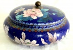 Antigo Bowl Oriental em cloisonné no tom Azul, ricamente decorado por flores e folhagens com pega  no formato circular na tampa. Mede: 23,5 x 10 cm