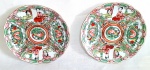 Par de pratinhos em porcelana oriental, decorados ao gosto da família rosa, 1 com bicado. Mede: 11 cm.