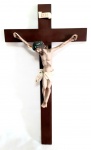 Crucifixo em madeira nobre, figura representa jesus cristo crucificado em estuque, com marcas do tempo, no estado. Mede: 43,5 x 22,5 cm.