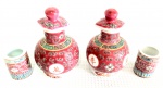 Porcelana - Par de garrafinhas em porcelana Oriental para Saquê, acompanha (02) duas cambuquinhas. Mede 12 x 7 cm.