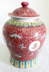 Porcelana - Bojudo Potiche em porcelana Oriental, com rica decoração por hieróglifos. Mede: 20 x 13 cm.
