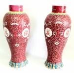 Porcelana - Par de floreiras em porcelana oriental no tom cereja, com ornamentação floral e ramagens em hieróglifos. Mede: 29 cm.