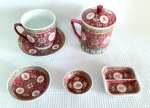 Porcelana - Lote contando de (01) uma canecas para chá com tampa, (01) uma xicara com seus respectivos pires, (01) uma petisqueira, (02) dois Bowls em porcelana Oriental. Mede: 14 x 10,5 cm peças maior.