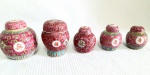Lote constando de (05) delicados potiches em porcelana oriental, no tom cereja. Mede: 10 x 8 cm o maior.