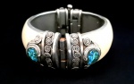 Linda pulseira indiana elaborada em osso, com decoração por metal prateado com detalhes no tom azul, com marcas do tempo.
