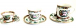 Porcelana - Caneca (01) para chocolate/chá, (02) xicaras com seus respectivos pires, em porcelana Oriental, ornada com decoração floral, com borda filetado em ouro.