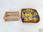 Lote de 2 Cestas em Palha sendo 1 Quadrada com Tecido Girassóis e 1 Caixa Cesta . Medidas Quadrada 32 cm x 32 cm e Caixa 23,5 cm x 14 x 9,5 cm altura