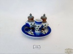 Galheteiro com 3 Peças em Porcelana Tailandesa decorado com Flores. Medidas Saleiro e Pimenteiro 6,5 cm altura , Paliteiro 5 cm altura x 2,5 cm diâmetro e Prato 11 cm diametro.