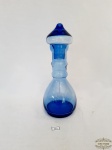 Garrafa Licoreira em Vidro Fino Azul . Medidas 20 cm altura x 4 cm diâmetro.