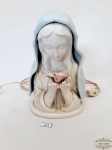 Luminária  de Mesa Representando  Nossa Senhora em Porcelana. Produto não testado  , Necessitando reparo na fiação . Apresenta Pequenas Perdas nos Dedos . Medidas 19 cm altura.