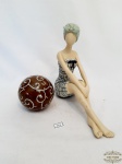 Lote 2 Peças Decorativas  sendo 1 Bola em Porcelana e escultura em resina  . Medidas Bola 8 cm diâmetro e Mulher 20 cm comprimento x 19 cm altura