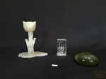 Lote 3 Peças decorativas 1 Peso de Papel , 1 Bloco de Cristal  e 1 Castiçal Formato Flor Alabastro. Medidas Peso 8 cm diâmetro , Bloco Cristal 7 cm altura x 4 x 4 cm e Castiçal 14 cm altura x 12 cm comprimento base.