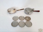 Lote 3 Peças em Metal Prateado sendo 2 Cata Migalhas e 6 Porta Copos . Medidas Cata Migalhas 13 cm diâmetro x 4,5 cm altura  e 14 cm diâmetro x 3 cm altura e  6 Porta Copos 7,5 cm diâmetro.