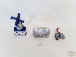 Lote 3 Peças Decorativas Porcelana sendo 1 Moinho , 1 par de Sapatos Holland Delft  e 1 Porta  Joias. Medidas Moinho 10 cm altura , Sapato 3 cm Comprimento e Porta Joias 7 cm x 5 cm x 2 cm altura.