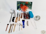 Lote Acessórios para Cozinha 19 Peças sendo: 1 Tabua de Vidro 34,5 cm  x 24,5 cm ; 2 Sacas Rolhas sendo 1 Novo ; 1 Funil de Alumínio; 4 Facas Diversas ; 1 Escumadeira ; 1 Pegador em Acrílico; 2 Espátulas ; 1 porta Picolé ; 1 Colher Azeitona; 1 colher de açúcar ; 1 Colher café  e 3 talheres de Madeira.