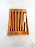 Tabua Pão em madeira  e Faca em Aço Inoxidável . Medidas 24,5 cm x 37 cm e Faca 33 cm comprimento.