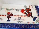 Toalha de Mesa Retangular em Algodão Estampa Galos. Apresenta Marcas de Uso. Medida 2,20 cm x 1,30 cm.