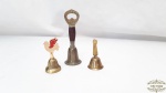 Lote 3 sinetas de mesa em metal e bronze,. Medida, 14 cm. 8 cm e 7 cm de altura