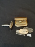 Estojo de viagem feminino com barbeador com 3 laminas Gillete  , originais .Medida 6X5X2 cm.