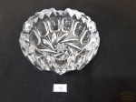 Cinzeiro em Cristal com Fundo lapidado Estrela de David, bordas recortadas. Medida12 cm diametro x 3 cm altura