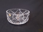 80 - Saladeira Redonda em Cristal lapidado Selada. Medida: 18cm x 9 cm,. Apresenta pequeno bicado na borda imperceptivel