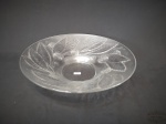 Centro de Mesa em Vidro Decorado com Folhas. Medida 33 cm x 7,5