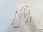 Lote Bijuterias Diversas Sendo 1 cordão Perola, 1  Gargantilha Strass, 1 Pulseira,1 Brinco e 1 Presilha