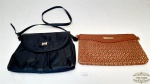 Lote de 2 bolsas modelo carteira  sendo 1 marrom e a outra  preta, sendo a marrom XW&XW  e a preta apresenta  resturo na alça Medida marrom 24X15 cm e a preta 26X15 cm.Couro sintetico