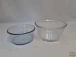 2 Travessas  redondas em vidro Marinex. Medida maior 21 cm diâmetro, 11 altura. Menor 7,5 cm diâmetro, 8 cm altura.