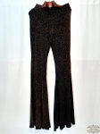 Calça pantalona preta e dourada, forro em malha e tecido elastano. Medida  com1,18 m de altura.Tamanho M.