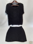 Conjunto saia e blusa feminina  marca - Hm. Exterior 58% poliamida e 42% viscose, forro 100% viscose. Medida  EUR L, 50 cm de altura.